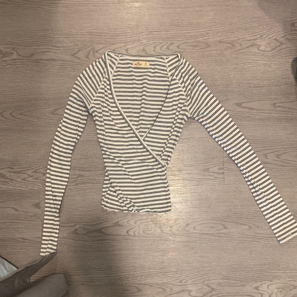 HOLLISTER - black & white striped long sleeve v neck, size XS, perfect condition